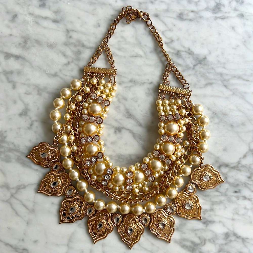 C neckless pearls gold glam idian style